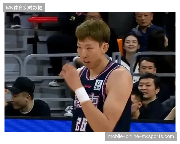 周琦在淘汰广东的比赛中送出4记封盖,其防守威慑力彻底改变了系列赛内线格局 周琦在淘汰广东的比赛中送出4记封盖,其防守威慑力彻底改变了系列赛内线格局